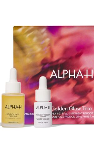 De Golden Glow Kit bevat onderstaande producten; Balancing Cleanser: Milde 3-in-1 cleanser met vitamine E, soja olie en aloรซ vera. Verwijdert vuil, talg en (oog)make-up en corrigeert de pH-waarde direct. Een aparte (oog)make-upremover, cleanser en lotion zijn hiermee overbodig. Liquid Gold Midnight Reboot Serum: Krachtig serum met 14% glycolzuur en 1% granactive retinoรฏde. Samen co-enzym Q10 en ferulic acid en een peptide (palmitoyl tripeptide-5) zorgen zij voor een flinke boost van de collageen aanmaak, een effectieve aanpak van (acne)littekens, pigmentatie, grove poriรซn en een zichtbaar egalere, frissere teint. Golden Haze Face Oil: Een luxe mix van 9 oliรซn is rijk aan omega vetzuren en ontworpen om de huid voller, zachter en voedender te maken. Cameliazaadolie, rijk aan antioxidanten, helpt de zichtbare tekenen van veroudering tegen te gaan, terwijl vitamine F en jojoba-olie helpen het vocht vast te houden en de barriรจrefunctie van de huid te versterken.